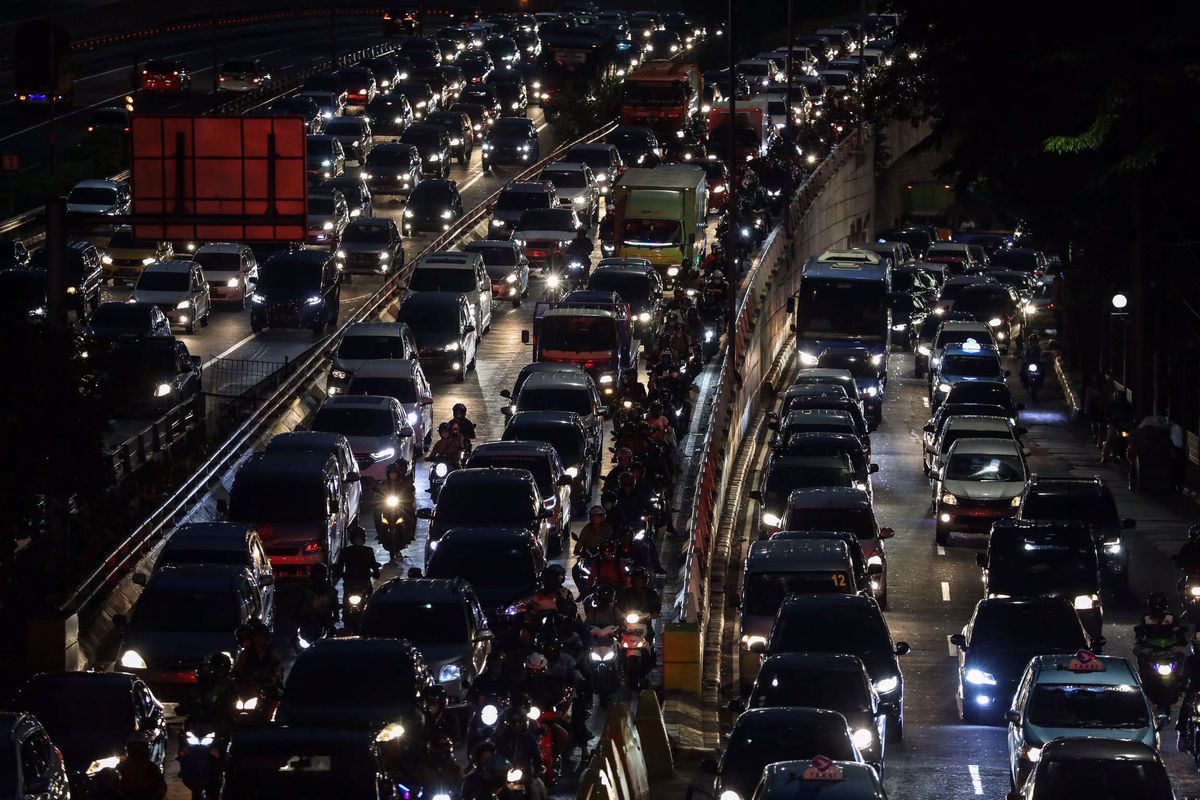 Suasana kendaraan terjebak macet di Jl. Gatot Subroto dan Tol Cawang-Grogol di Jakarta Selatan, Senin (8/6/2020). Pada hari pertama  orang masuk kantoran dan penerapan Pembatasan Sosial Berskala Besar (PSBB) transisi, lalu lintas di sejumlah jalan di DKI Jakarta terpantau padat hingga terjadi kemacetan.