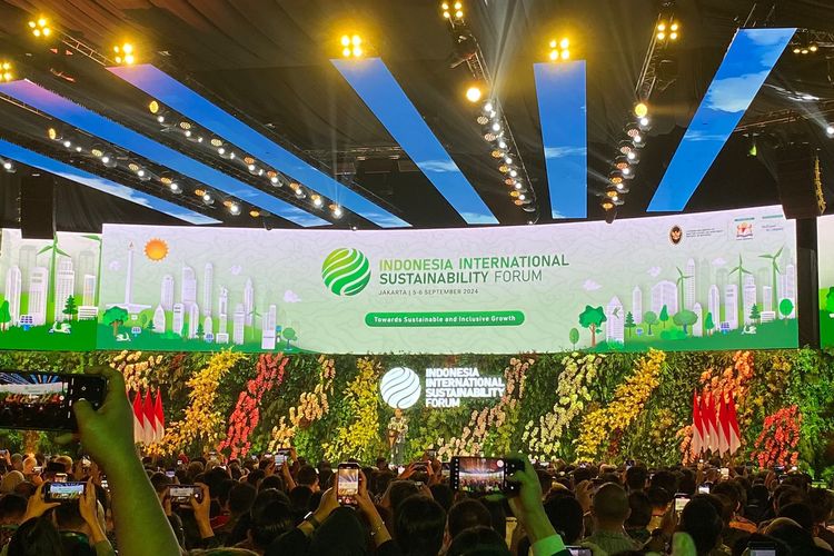 Presiden Joko Widodo saat memberikan sambutan di Indonesia International Sustainability Forum (IISF) di Jakarta Convention Center (JCC), Senayan, Jakarta Pusat, Kamis (5/9/2024). 