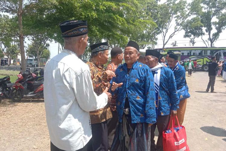 Suasana saat 35 warga Desa Genukwatu, Kecamatan Ngoro, Kabupaten Jombang, Jawa Timur, kembali ke kampung halaman setelah berangkat umrah secara bersama-sama, Senin (14/10/2024).