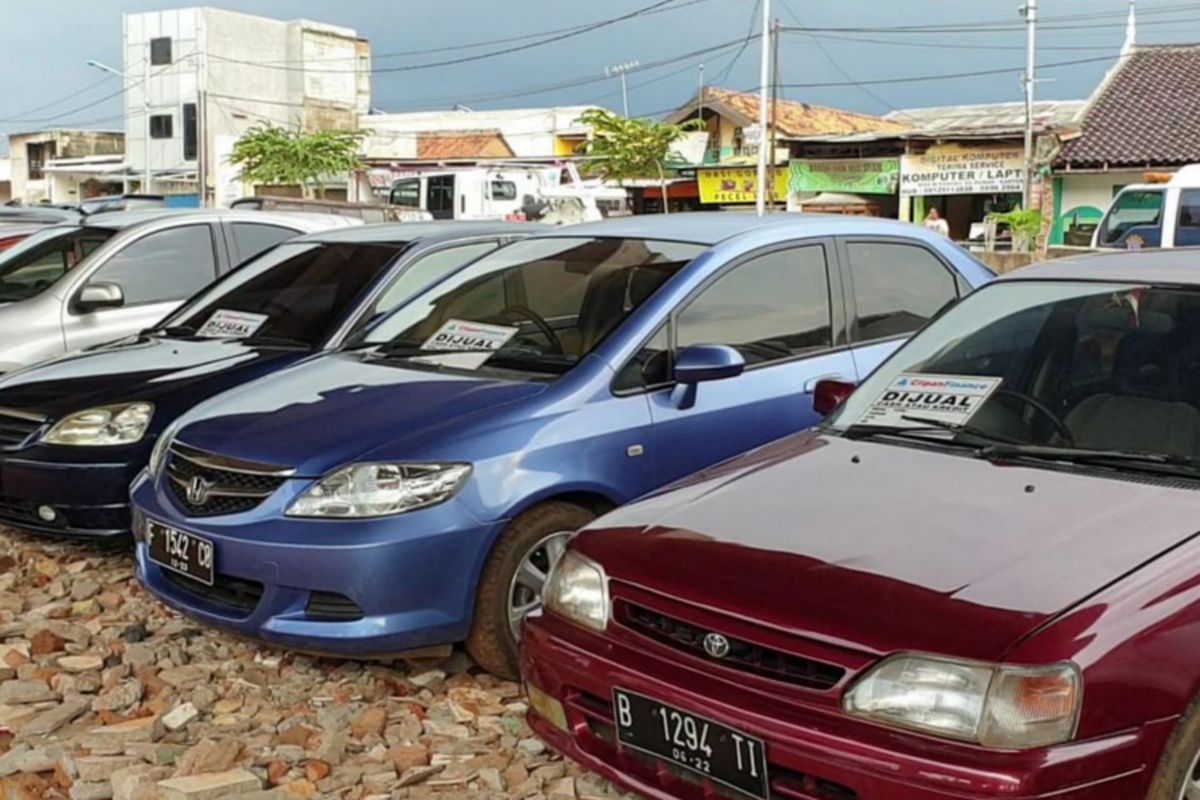Kolong tol Becakayu dijadikan tempat berjualan mobil bekas, Jakarta Timur, Senin (11/2/2019)