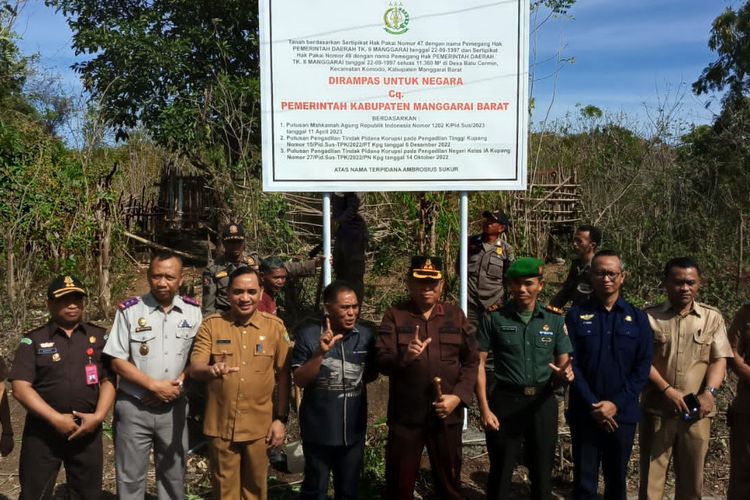 Foto : Kepala Kejaksaan Negeri Manggarai Barat, Bambang Dwi Murcolono menyeryaset tanah seniliai 124 miliar kepada Bupati Manggarai Barat, Edistasius Endi pada Selasa (11/7/2023).