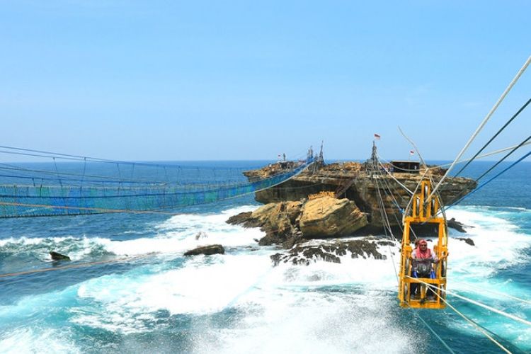 Wahana di Pantai Timang, Yogyakarta.