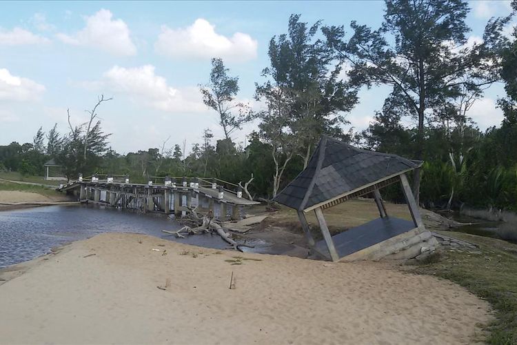 Jembatan dan gazebo di Pantai Terentang, Bangka Tengah yang pernah jadi lokasi pengamatan GMT, rusak terkena abrasi, Selasa (9/7/2019).