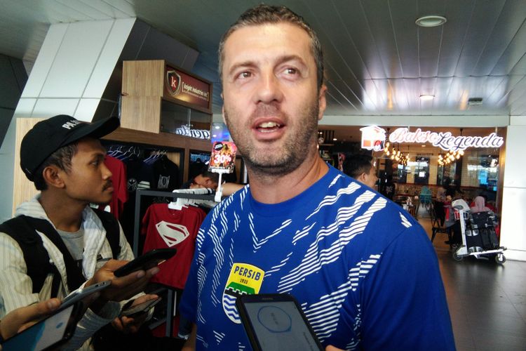 Pelatih Persib Bandung Miljan Radovic saat ditemui di Bandara Husein Sastranegara, Jalan Padjadjaran, Sabtu (23/2/2019).