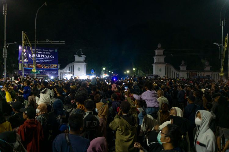 Masyarakat Kota Solo menunggu rombongan kirab Malam 1 Suro Keraton Surakarta di Bundaran Gladag, Sabtu (30/7/2022).