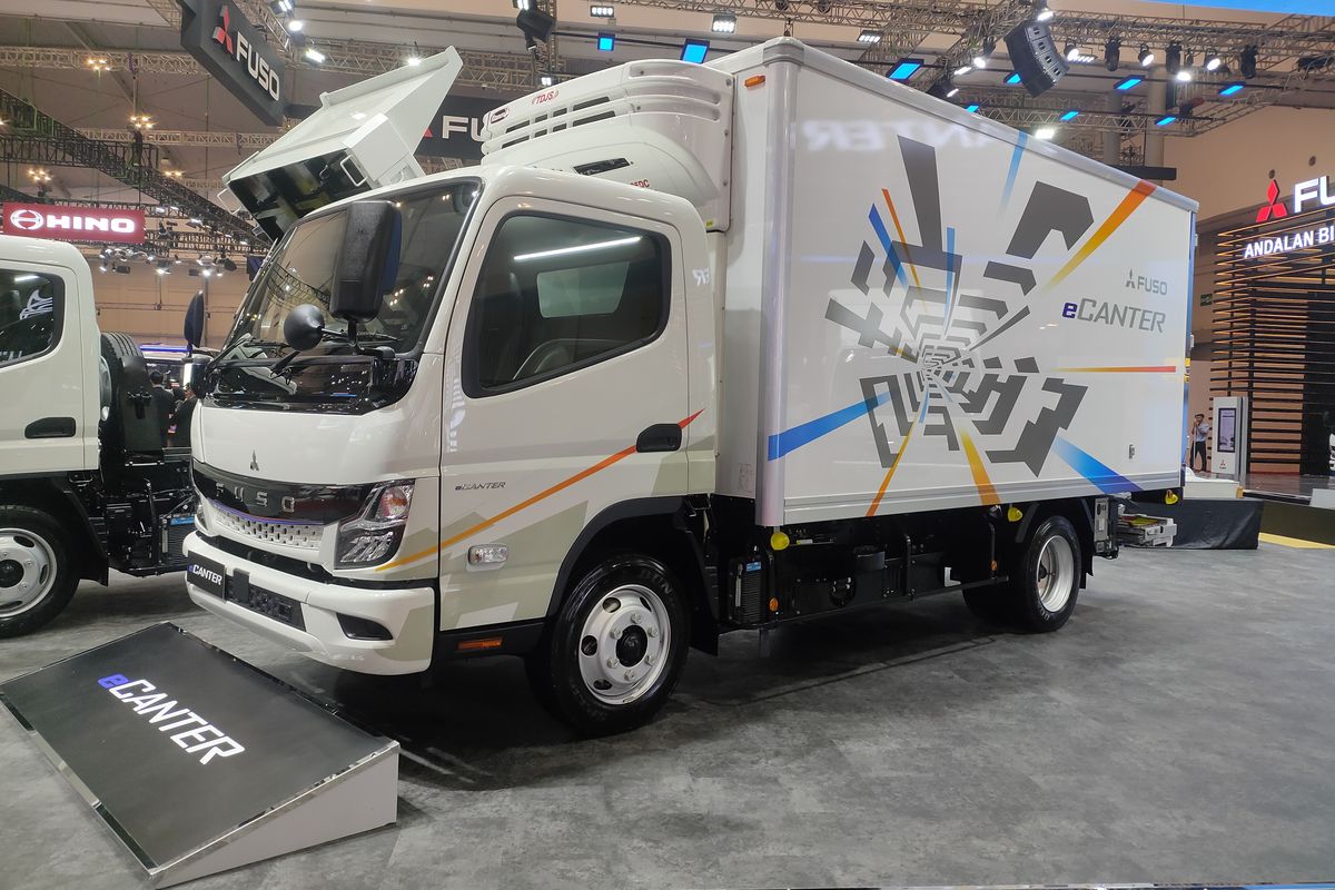 eCanter di booth Mitsubishi Fuso di GIIAS 2024