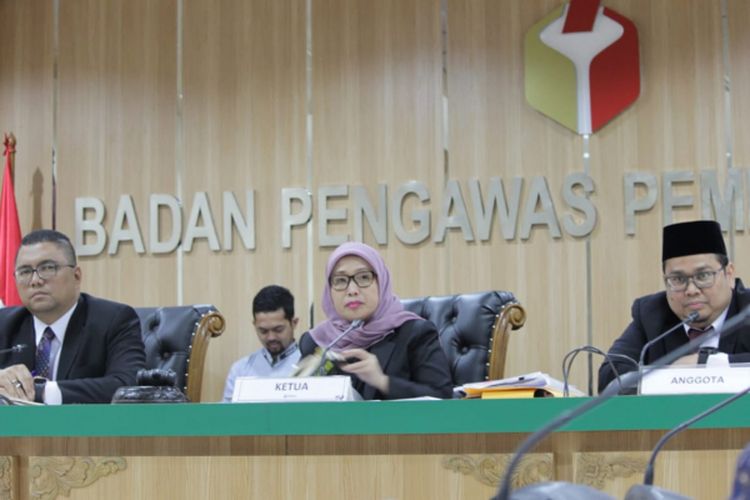 Tiga majelis Bawaslu, Fritz Edward Siregar, Ratna Dewi Pettalolo, dan Rahmat Bagja dalam sidang dugaan pelanggaran administrasi Pemilu 2019 di Kantor Bawaslu.