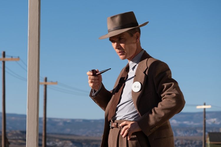 Aktor Cillian Murphy berperan sebagai J. Robert Oppenheimer dalam film Oppenheimer karya sutradara Christopher Nolan.