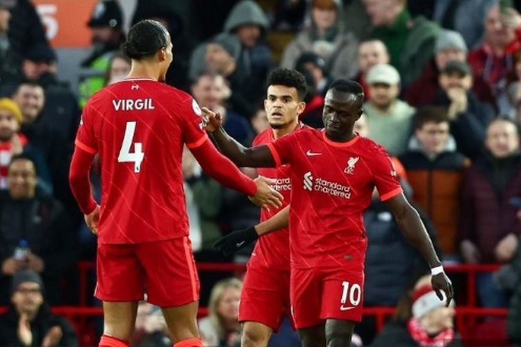 Sadio Mane (kanan) merayakan golnya pada laga pekan ke-28 Liga Inggris yang mempertemukan Liverpool vs West Ham United di Stadion Anfield, Minggu (6/3/2022) dini hari WIB.