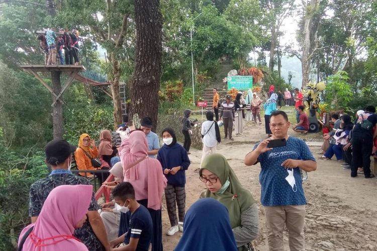 Obyek wisata Kalibiru Kabupaten Kulon Progo, Daerah Istimewa Yogyakarta, diserbu pengunjung di H+2 setelah Lebaran atau pada 5 Mei 2022 ini. Pengunjung memenuhi spot foto hingga pondok makan di Kalibiru. Mobil dan motor juga memenuhi kantong-kantong parkir di sekitarnya.