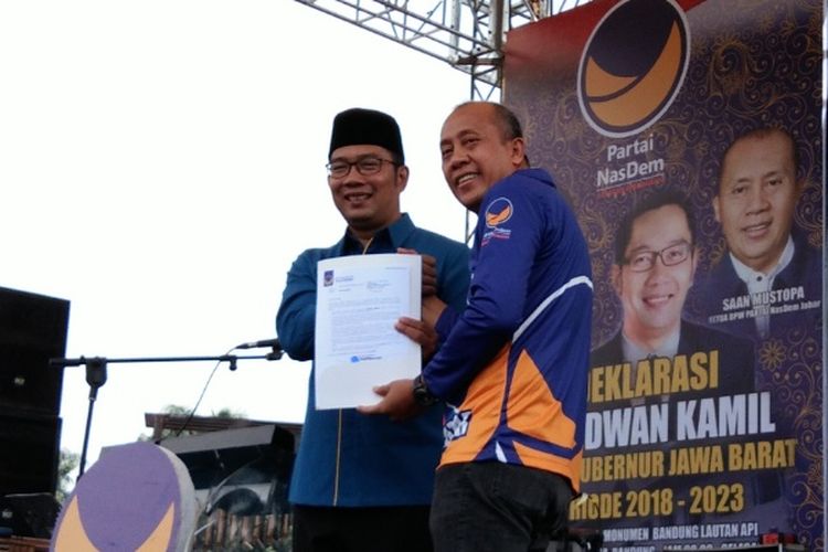 Wali Kota Bandung Ridwan Kamil bersama Ketua DPW Partai Nasdem Provinsi Jawa Barat Saan Mustopa dalam deklarasi dukungan Partai Nasdem di Lapangan Tegalega, Minggu (19/3/2017)