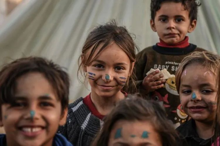 Anak-anak Gaza yang tinggal di tenda sementara dan hidup dalam kondisi yang tak layak di Rafah, 9 Januari 2024.