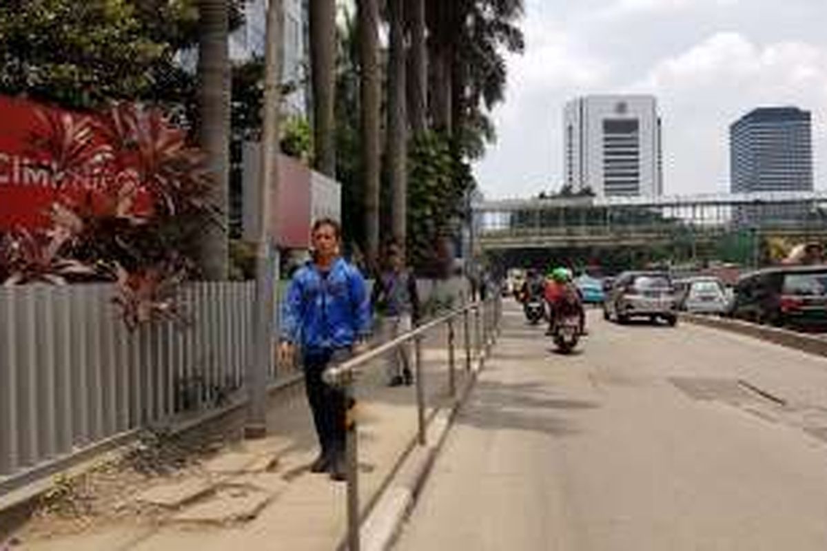 Kondisi trotoar di Jalan Jenderal Sudirman, Jakarta Pusat, Rabu (19/10/2016). Gubernur DKI Jakarta Basuki Tjahaja Purnama berencana untuk memperluas trotoar dan menempatkan kafe yang mirip dengan trotoar di Belanda.