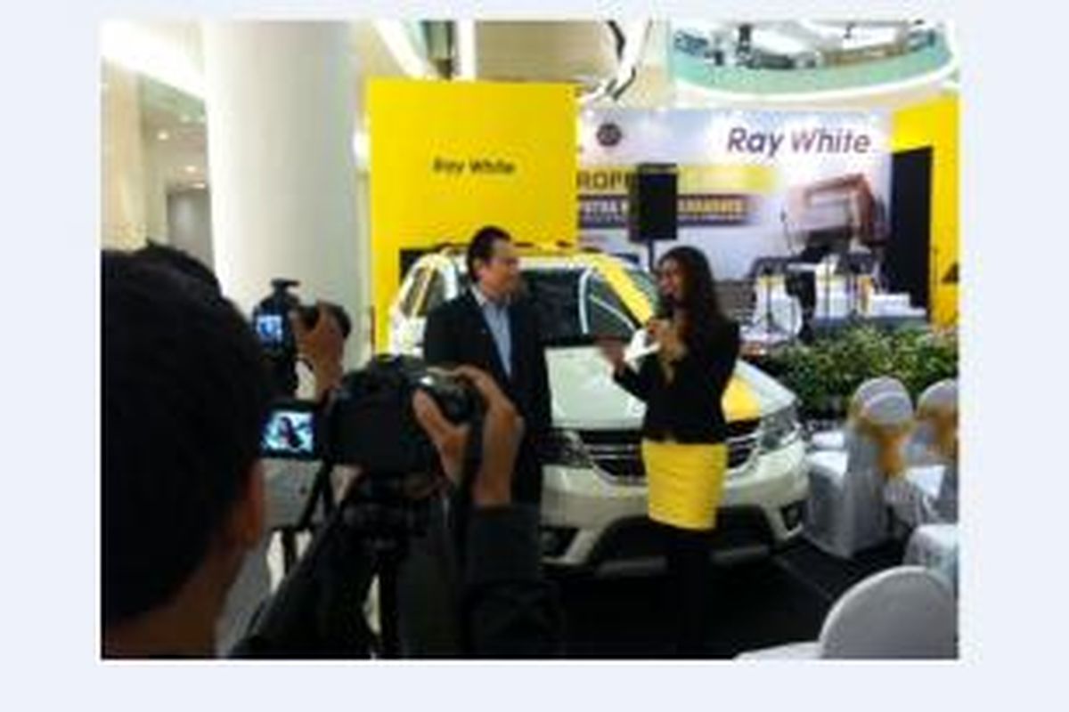 CEO dan Country Director Ray White Indonesia, Johann Boyke Nurtanio, Rabu (26/3/2014), setelah memberikan penghargaan tertinggi dari Ray White 