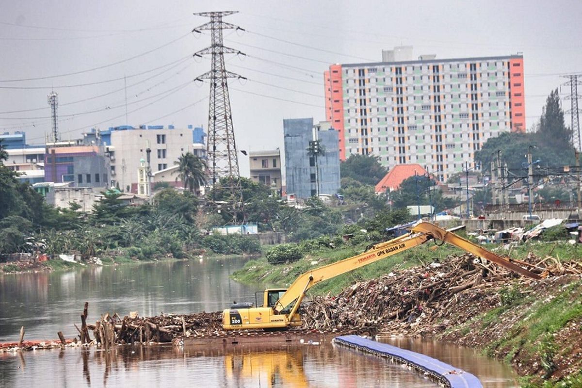 Normalisasi sungai terus dilanjutkan oleh Pemprov DKI Jakarta. Selain normalisasi sungai, juga dilakukan terhadap 14 sarana pengendali banjir seperti waduk, embung, dan situ.