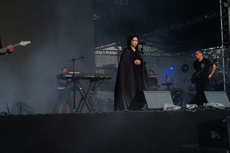 Penyanyi Isyana Sarasvati tampil dengan jubah hitam di panggung Joyland Festival Bali 2024.