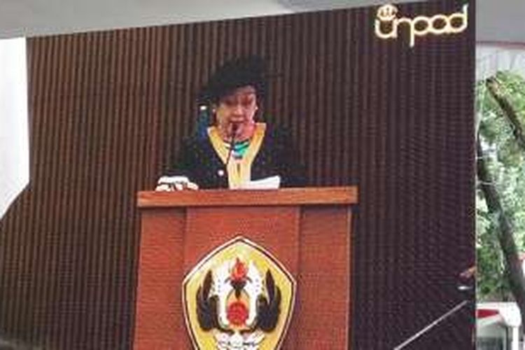 Mantan Presiden kelima Indonesia Megawati Soekarno Putri tengah membacakan oprasi ilmiahnya dalam penganugerahan doktor honoris causa dirinya di Universitas Padjadjaran Bandung, Rabu (24/5/2016).