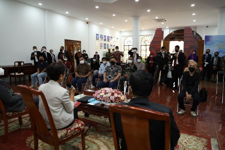 Menteri Luar Negeri Retno Marsudi bertemu dengan 62 para warga negara Indonesia (WNI) yang sempaat disekap oleh perusahaan investasi ilegal di Kamboja, Selasa (2/8/2022).