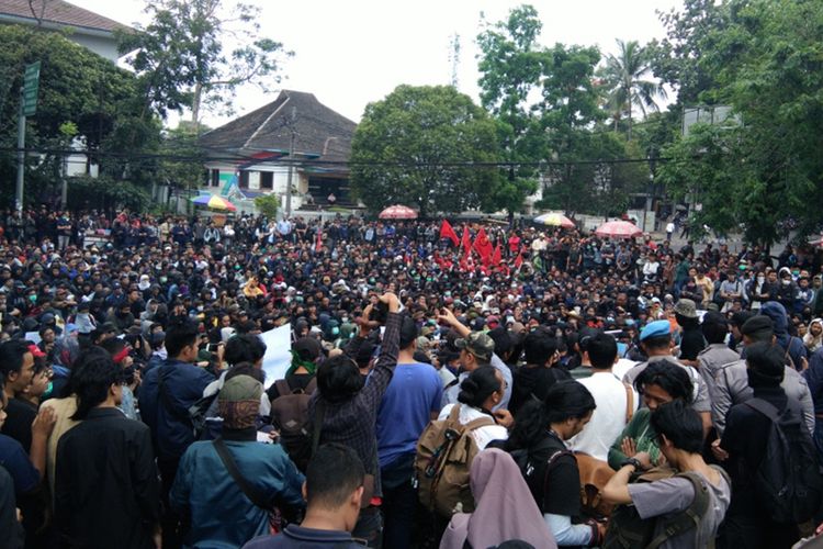 Ribuan demonstran saat melakukan aksi unjuk rasa di depan Gedung DPRD Jabar, Jalan Diponegoro, Selasa (24/9/2019).