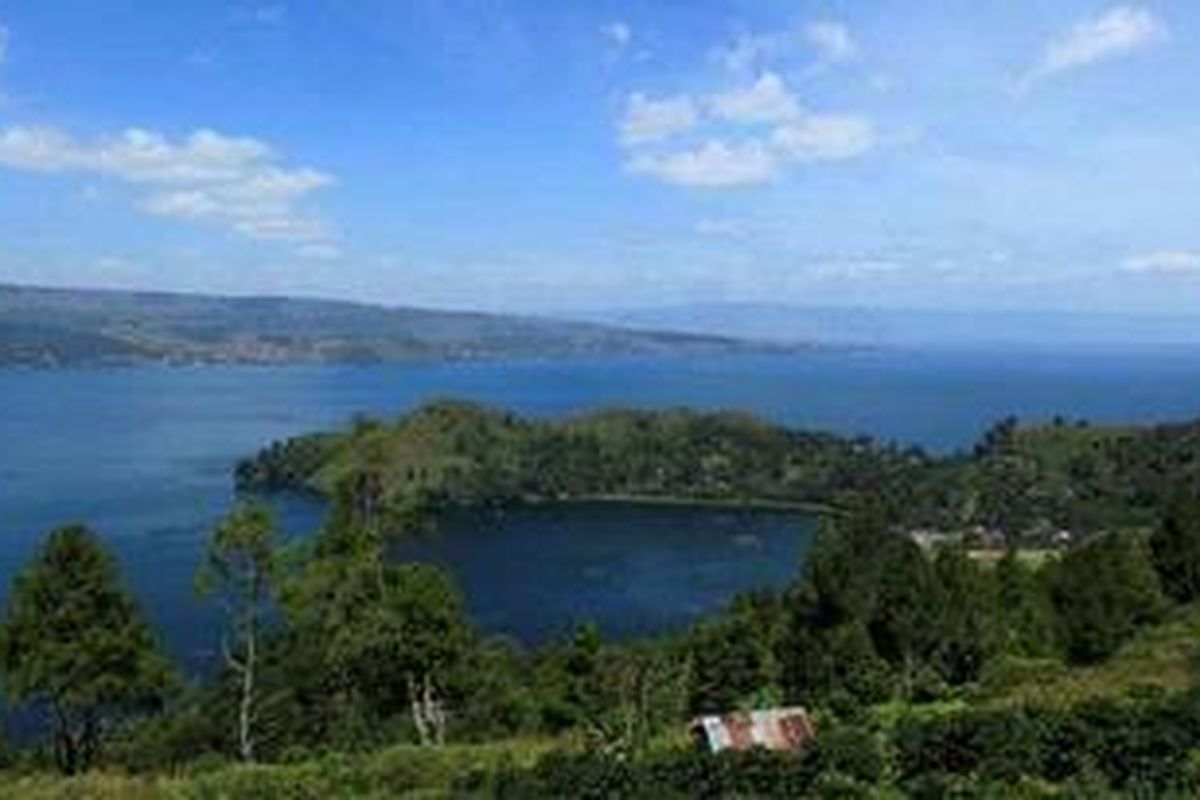 Danau Toba terlihat dari Parapat, Kabupaten Simalungun, Sumatera Utara, Senin (25/7/2011). Danau Toba adalah danau terbesar di Indonesia. Danau hasil volcano tektonik terbesar di dunia, dengan panjang danau 87 kilometer dan lebar 27 kilometer, terbentuk dari letusan gunung berapi raksasa (supervolcano) yang terjadi sekitar 75 ribu tahun lalu.