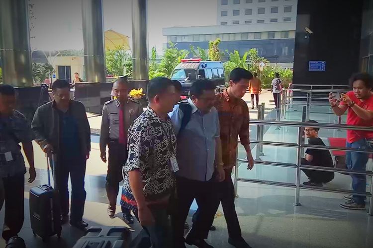 Empat orang yang ditangkap Komisi Pemberantasan Korupsi (KPK) dalam operasi tangkap tangan (OTT) di Banjarmasin pada Kamis (14/9/2017) malam, tiba di gedung KPK, Jakarta, Jumat (15/9/2017). Salah satunya, diduga merupakan Direktur Utama Perusahaan Daerah Air Minum(PDAM) Bandarmasih, Muslih.