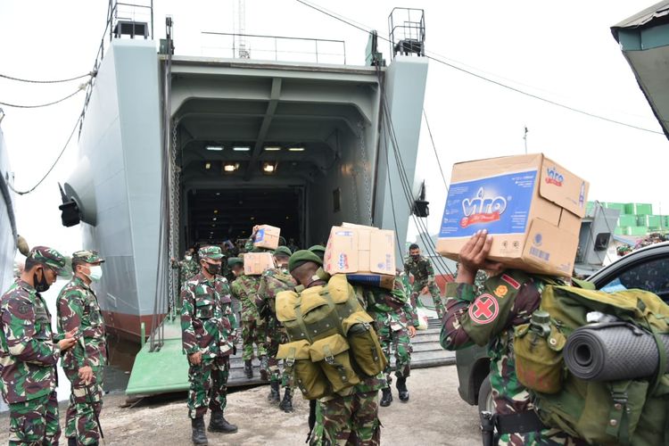 TNI Angkatan Darat (AD) mengerahkan tiga kapalnya mengangkut bantuan kemanusian untuk korban bencana di Kalimantan Selatan dan Sulawesi Barat.