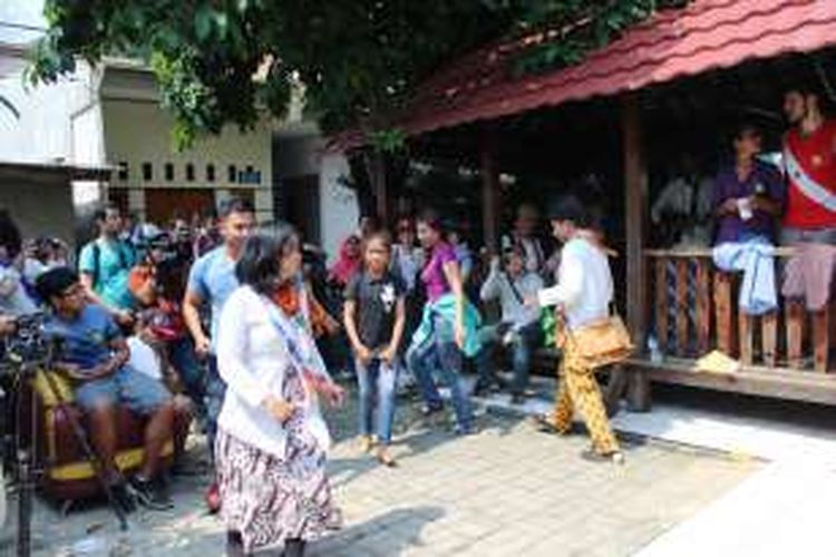 Warga Kampung Tugu bersama tim Jakarta Food Adventure menari diiringi musik khas Kroncong Cafrinho Tugu.
