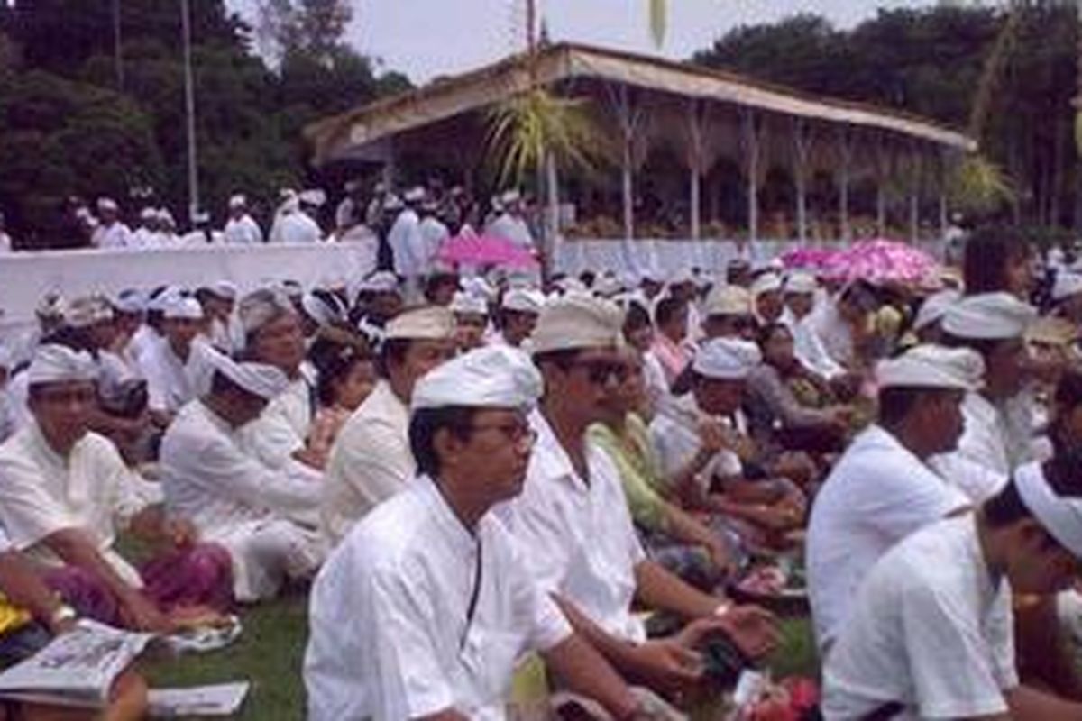 Ratusan warga Denpasar memadati Lapangan Puputan Badung, Bali, Jumat (04/03/2011) untuk mengikuti ritual Tawur Agung jelang hari raya Nyepi