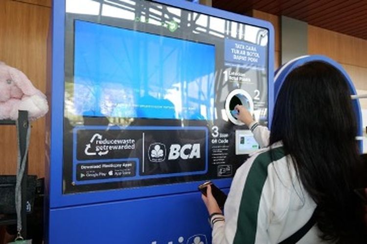 Reverse Vending Machine (RVM) yang disediakan Bakti BCA selama tiga hari penyelenggaraan BCA Expo 2023 di ICE BSD, berkolaborasi dengan Plasticpay.