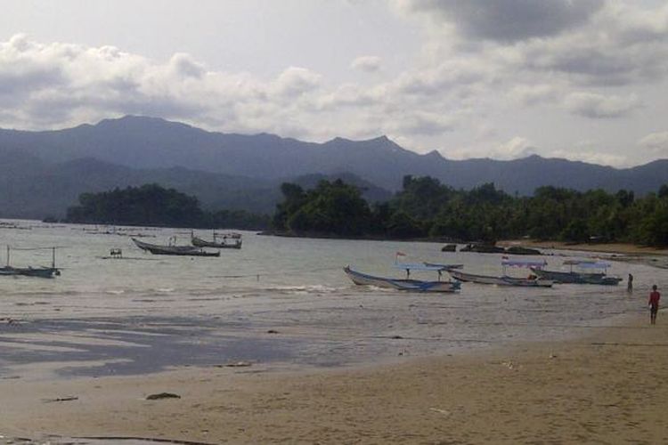 Pantai Asmara di komplek wisata Pantai Prigi, Kabupaten Trenggalek, Jawa Timur.