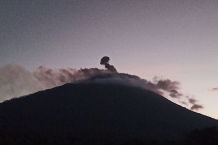 Foto: Pantauan aktivitas kegempaan gunung api Ile Lewotolok, Selasa (7/6/2022) pada pukul 00.00 Wita-06.00 Wita.