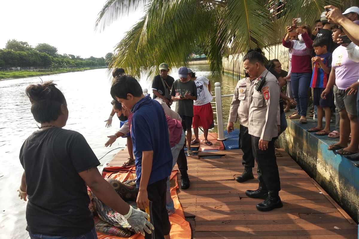 Proses evakuasi penemuan mayat perempuan bertato tanpa identitas di Sungai Cisadane Kota Tangerang pada Rabu (14/12/2022). 