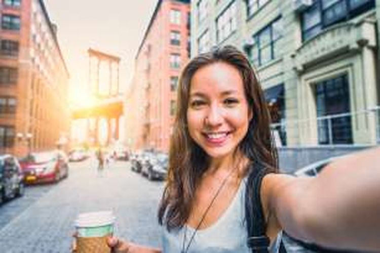 Setiap wanita bisa kok selfie cantik.