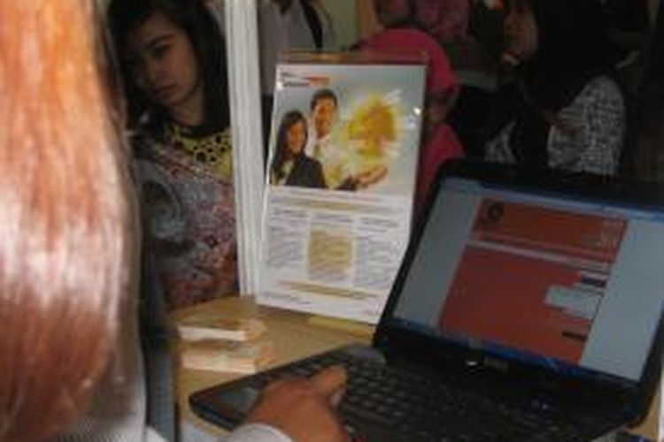 Pengunjung IBI Bankers Career Expo 2014 mengisi persyaratan lowongan pekerjaan di laman yang tersedia. Pergelaran ekspo IBI tersebut berlangsung dua hari sejak Selasa (4/11/2014) di Gedung SMESCO-UKM, Jakarta. 