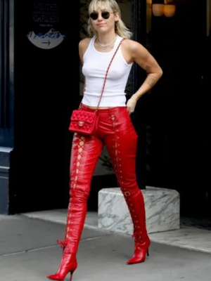 Celana kulit merupakan outfit andalan Miley Cyrus dalam berbagai kesempatan termasuk yang berwarna merah menyala