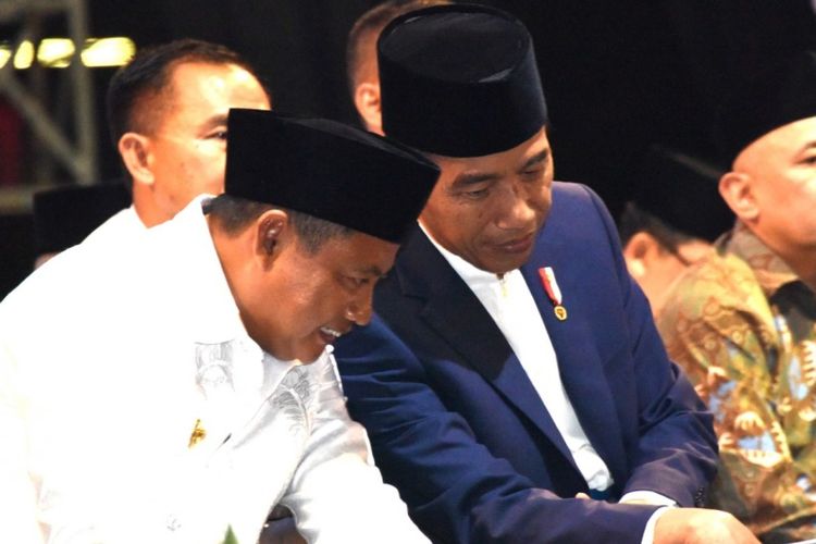 Uu Ruzhanul Ulum saat mendampingi Joko Widodo pada peringatam Hari Santri Nasional di Bandung beberapa waktu lalu. 