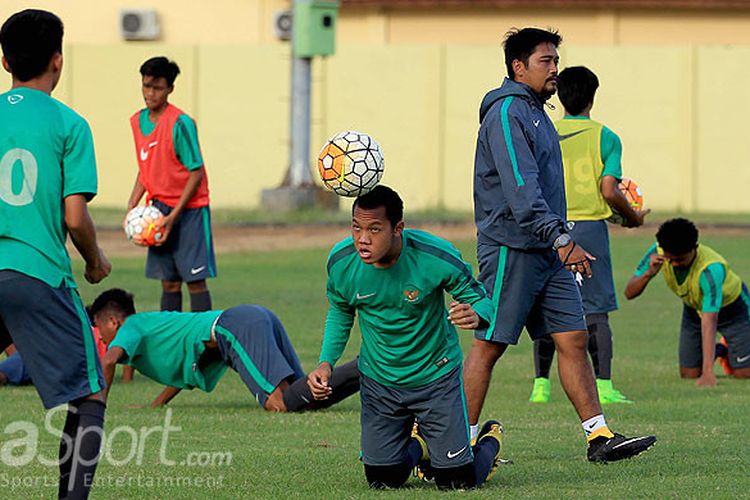 Pelatih fisik timnas U-16, Sansan Susanpur, mengamati jalannya latihan timnas U-16 Indonesia pada pemusatan latihan yang diikuti 27 pemain di Stadion Jenggolo Sidoarjo, Jawa Timur, Selasa (26/06/2018) sore.
