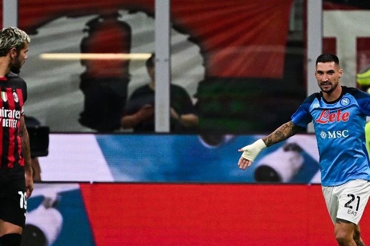 Matteo Politano (kanan) merayakan gol penalti dalam pertandingan AC Milan vs Napoli pada pekan ketujuh Liga Italia 2022-2023 di Stadion San Siro, Senin (19/9/2022) dini hari WIB. (Foto oleh Miguel Media/AFP)