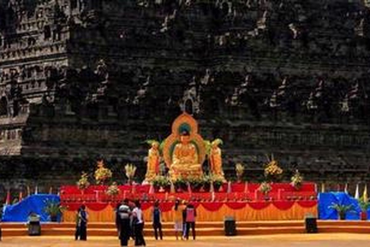 Pengunjung berada di dekat altar utama untuk perayaan Waisak 2010 bagi umat Buddha di kompleks Candi Borobudur, Magelang, Jawa Tengah, Selasa (25/5/2010). Detik-detik Waisak di candi ini berlangsung Jumat 28 Mei pukul 06.07.23 WIB dan rangkaian acaranya berlangsung hingga menjelang tengah malam dengan melepas lentera ke udara. 