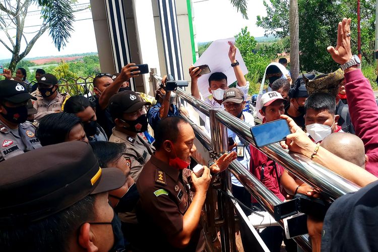 Kasi PenKum Kejati Kepri, Hadi Riyanto berdialog dengan pengunjuk rasa.