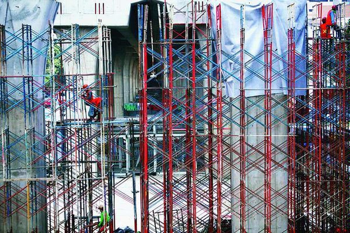 Pekerja menyelesaikan proyek jalan bebas hambatan Tanjung Priok Seksi NS (Yos Sudarso-Simpang Jampea), Tanjung Priok, Jakarta Utara, Senin (3/9). Pada tahun 2013, pemerintah menyiapkan anggaran sebesar Rp 190 triliun untuk pembangunan infrastruktur yang difokuskan pada sektor energi dan transportasi.