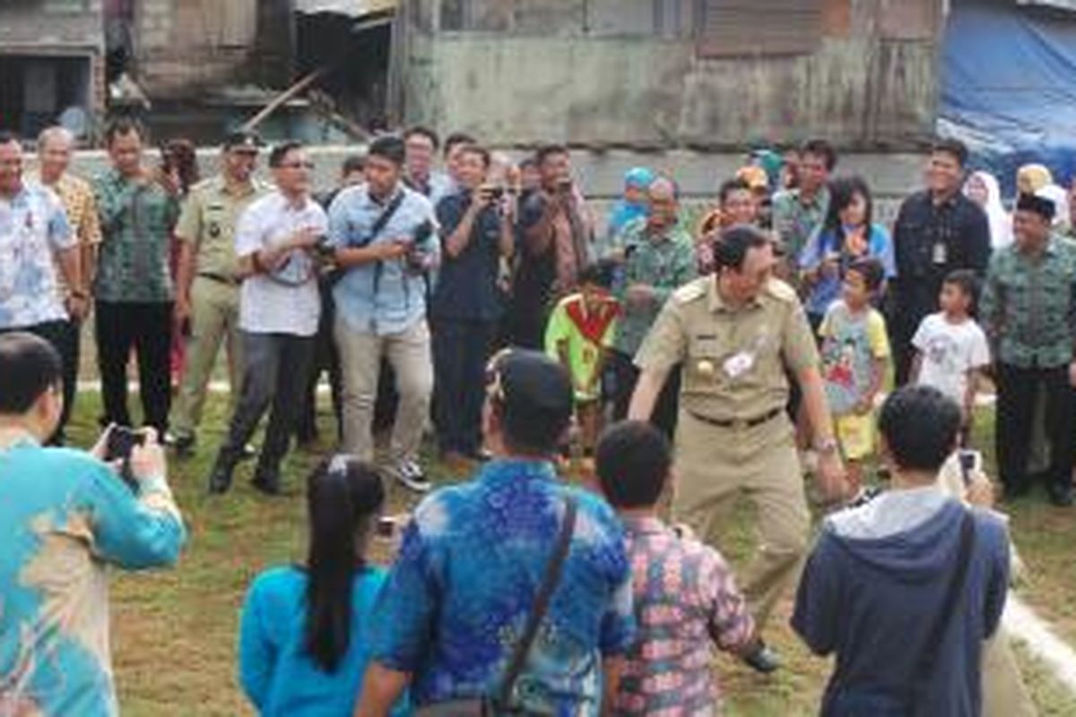 Gubernur DKI Jakarta Basuki Tjahaja Purnama gagal menjebol gawang saat tendangan penalti, di Ruang Publik Terpadu Ramah Anak (RPTRA) Anggrek, Bintaro, Jakarta Selatan, Rabu (20/1/2016).