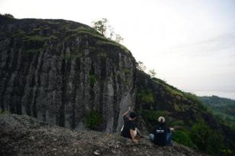 Gunung Api Purba Nglanggeran yang aktif sekitar 70 juta tahun lalu menjulang dengan ketinggian 700 meter di atas permukaan laut di Desa Nglanggeran, Patuk, Gunung Kidul, DI Yogyakarta, Kamis (25/4). Gunung tersebut dikembangkan oleh masyarakat setempat menjadi salah satu obyek wisata alternatif yang menawarkan keunikan bentang alam yang tersusun dari material vulkanik tua.