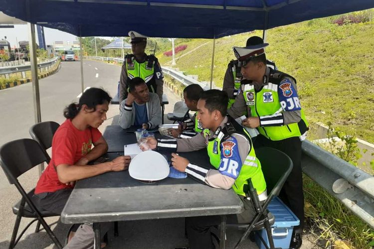 Suasana saat Unit PJR  Jatim III Satuan PJR Polda Jawa Timur, menggelar operasi Over Speed Law Enforcement (OSLE) di Gerbang Tol Warugunung, Rabu (5/2/2020).