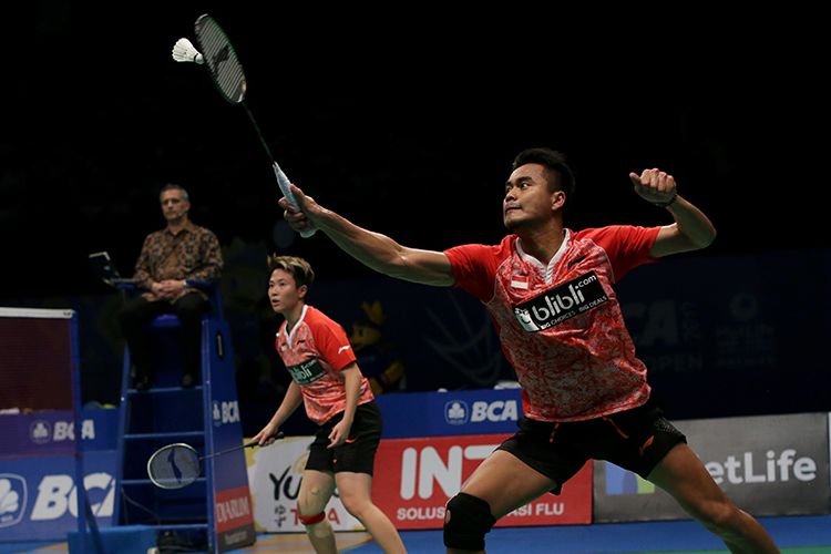 Pemain ganda campuran Indonesia, Tontowi Ahmad - Liliyana Natsir bertanding melawan pemain ganda campuran China, Zheng Siwei - Chen Qingchen pada pertandingan final BCA Indonesia Open Super Series Premier 2017 di Plenary Hall, Jakarta Convention Center, Minggu (18/6/2017). Tontowi - Liliyana juara ganda campuran setelah menang dengan skor 22-20 21-15.