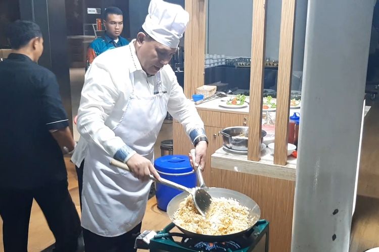 Ketua KPK Firli Bahuri memasak nasi goreng dalam acara silaturahmi di Gedung Merah Putih KPK, Senin (20/1/2020)?