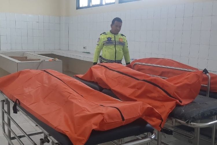 Kecelakaan di Tol Cipali. Polisi mengevakuasi tiga korban meninggal dunia di RSUD Arjawinangun Kabupaten Cirebon pada Minggu (3/8/2025) siang