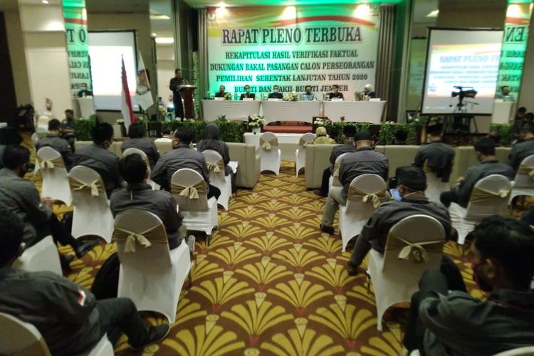 Rapat pleno terbuka  KPU Jember tentang rekapitulasi hasil verifikasi faktual calon perseorangan di hotel aston jember 