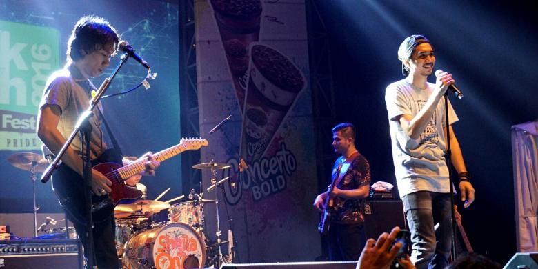 Band Sheila on 7 saat beraksi di panggung JackcCloth Summer Fest 2016 di Gelora Bung Karno, Senayan, Jakarta Pusat, Kamis (5/5/2016). 