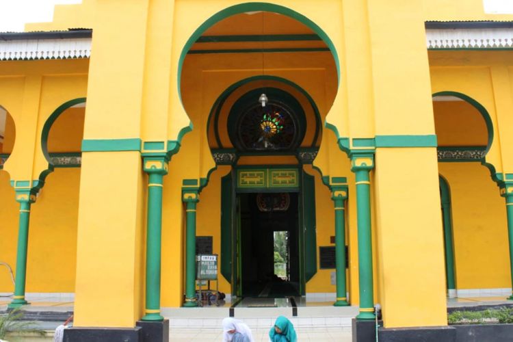 Warna kuning dengan irisan hijau mendominasi bangunan masjid
